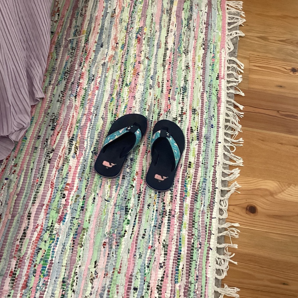 Cute vineyard vines flip flops